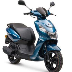 Blauwe moderne scooter met zwart zadel, driekwart vooraanzicht op witte achtergrond.