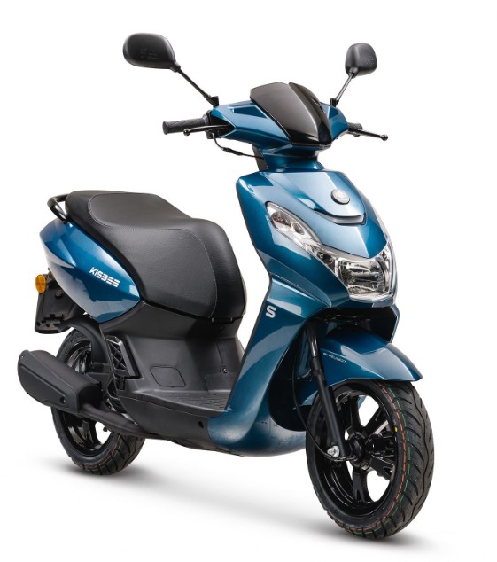 Blauwe moderne scooter met zwart zadel, driekwart vooraanzicht op witte achtergrond.