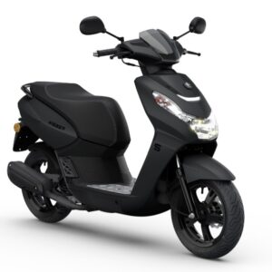 Matzwarte scooter met voor- en zijaanzicht op een witte achtergrond