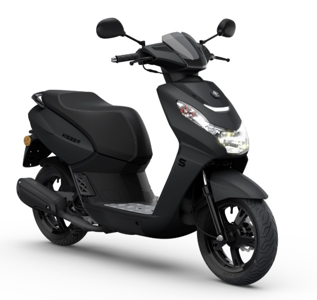 Matzwarte scooter met voor- en zijaanzicht op een witte achtergrond