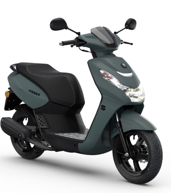 Matgroene stadsscooter in zijvoorzicht, met koplamp, zwart zadel en sportieve velgen.