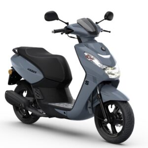 Grijze stadsscooter met zwart zadel en velgen, driekwart vooraanzicht op witte achtergrond.