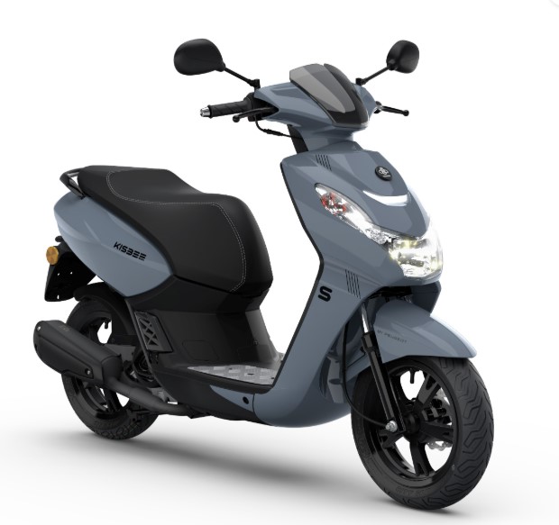 Grijze stadsscooter met zwart zadel en velgen, driekwart vooraanzicht op witte achtergrond.