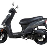 Zijaanzicht van een grijze Kymco Agility scooter op een witte achtergrond.