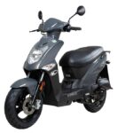 Grijze Kymco-scooter op witte achtergrond, zij- en vooraanzicht