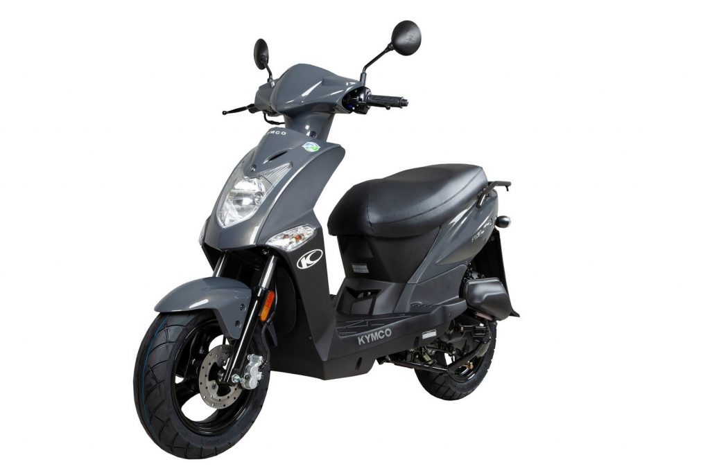 Grijze Kymco-scooter op witte achtergrond, zij- en vooraanzicht