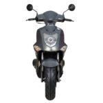 Vooraanzicht van een matte grijze scooter met grote koplamp en spiegels.