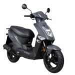 Grijze Kymco-scooter op witte achtergrond, schuin van voren gezien met zwarte zitting.