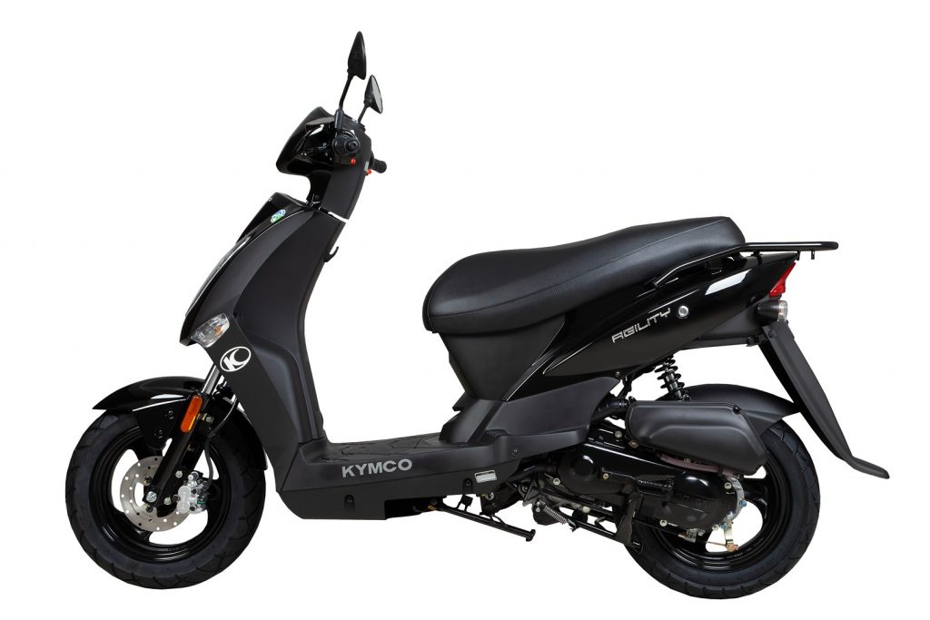 Zwarte Kymco Agility scooter in zijaanzicht op witte achtergrond.
