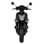 Frontale aanzicht van een zwarte scooter met ronde spiegels en grote koplamp op witte achtergrond.