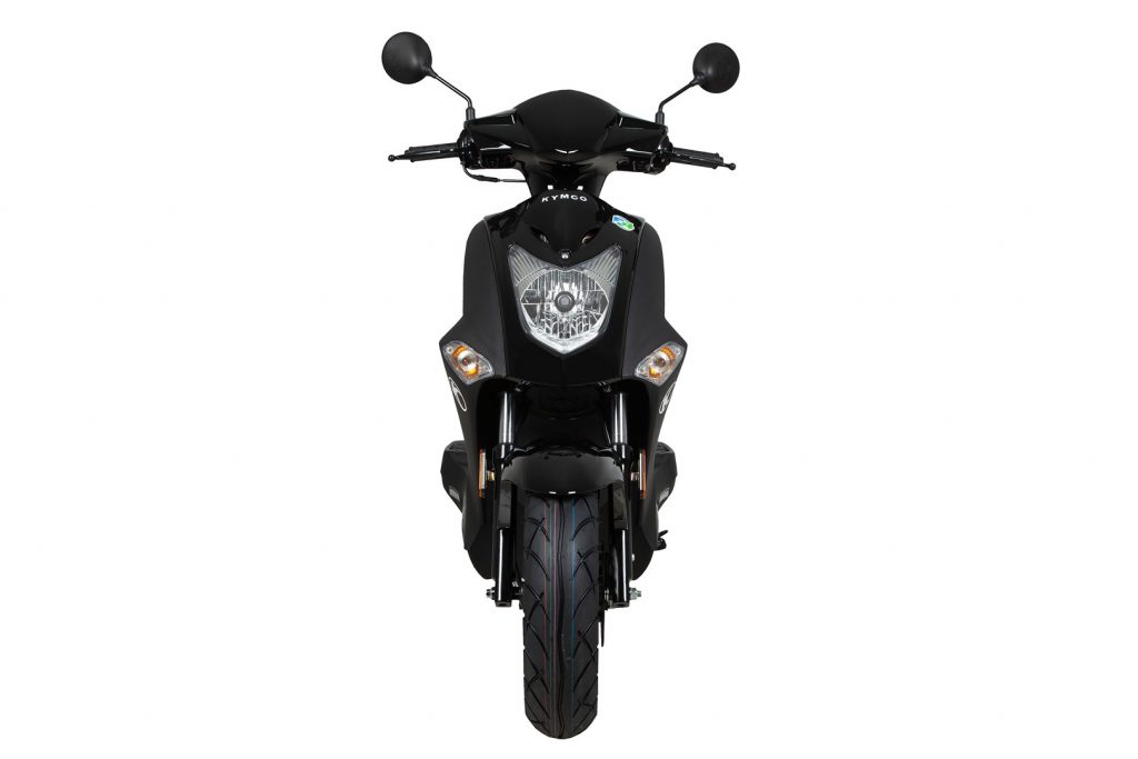 Frontale aanzicht van een zwarte scooter met ronde spiegels en grote koplamp op witte achtergrond.