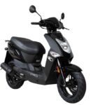 Zwarte Kymco-scooter op witte achtergrond, driekwart vooraanzicht met spiegels en koplamp.