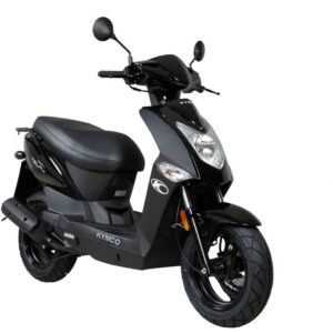 Zwarte Kymco-scooter op witte achtergrond, driekwart vooraanzicht met spiegels en koplamp.