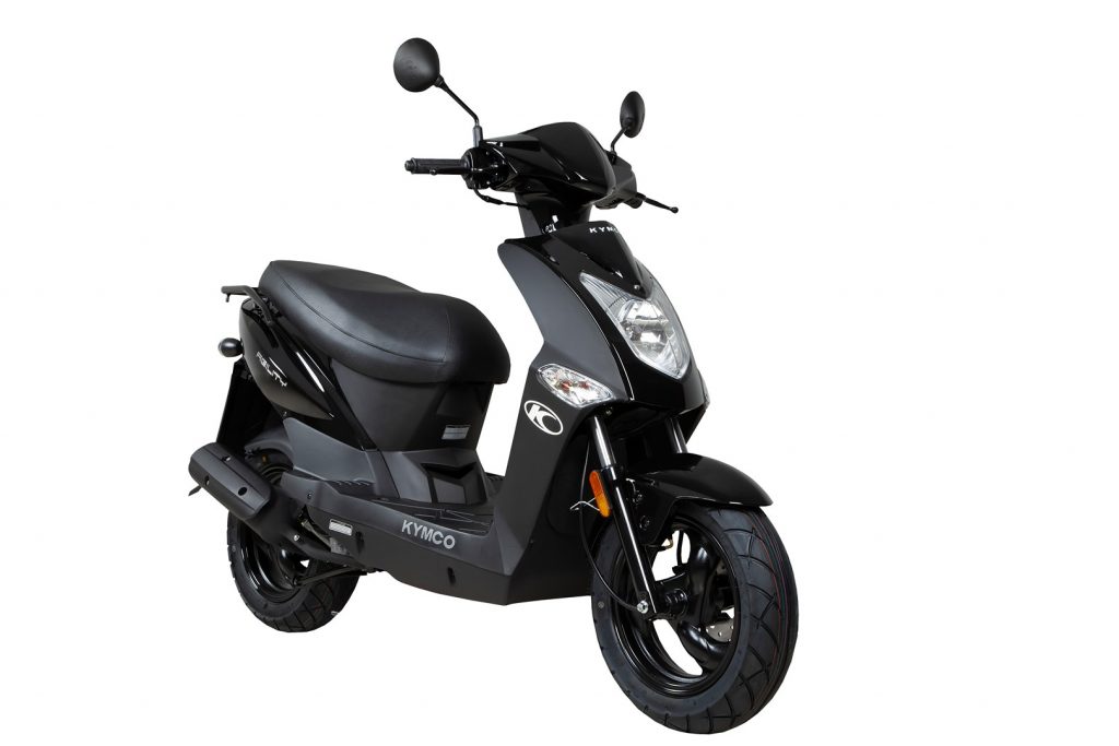 Zwarte Kymco-scooter op witte achtergrond, driekwart vooraanzicht met spiegels en koplamp.