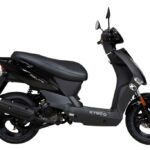 Zwarte Kymco Agility-scooter, zijaanzicht op witte achtergrond.