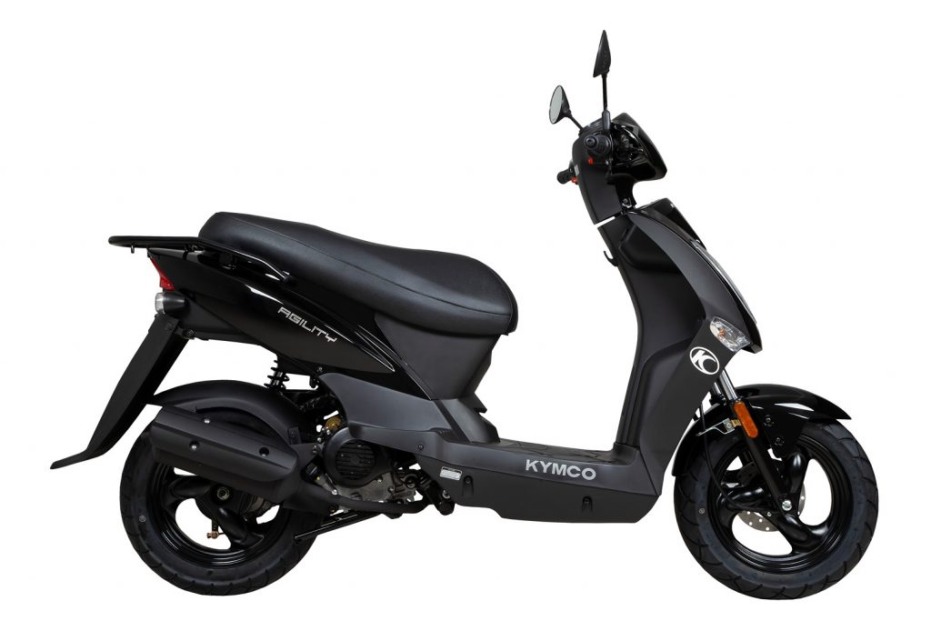 Zwarte Kymco Agility-scooter, zijaanzicht op witte achtergrond.