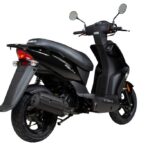 Zwarte Kymco Agility scooter, driekwart achteraanzicht op witte achtergrond.