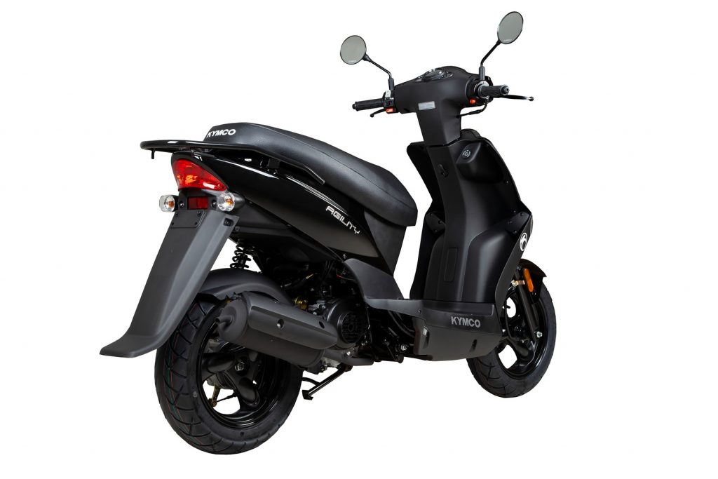 Zwarte Kymco Agility scooter, driekwart achteraanzicht op witte achtergrond.