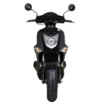 Zwarte scooter van voren gezien op witte achtergrond met spiegels en koplamp.