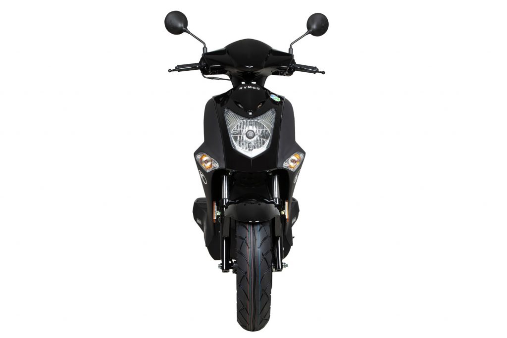 Zwarte scooter van voren gezien op witte achtergrond met spiegels en koplamp.