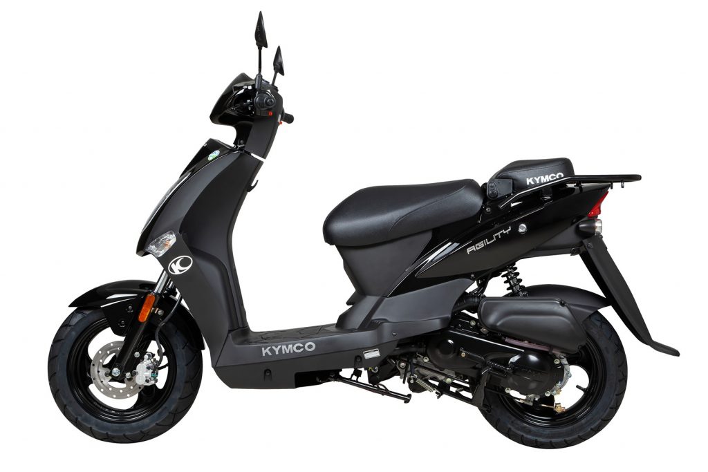 Zwarte Kymco Agility scooter zijaanzicht op witte achtergrond.
