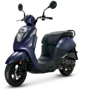 Donkerblauwe scooter op witte achtergrond, schuin van voren gefotografeerd.