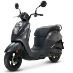 Zwarte scooter met ronde spiegels en schijfrem, driekwart vooraanzicht op witte achtergrond.