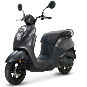 Zwarte moderne scooter met ronde spiegels en grote koplamp, gefotografeerd op witte achtergrond.