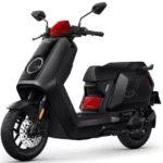 Zwarte elektrische scooter met rode accenten, modern design, driekwart zijaanzicht.