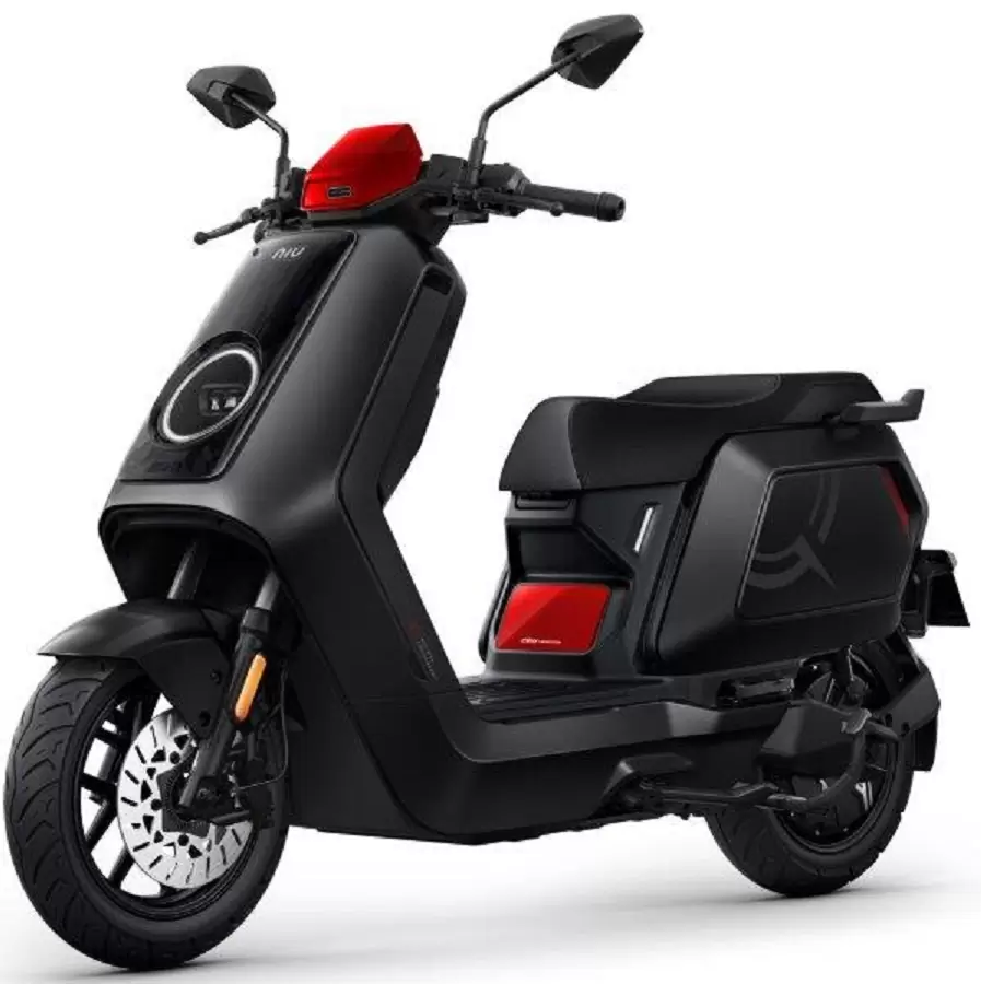 Zwarte elektrische scooter met rode accenten, modern design, driekwart zijaanzicht.