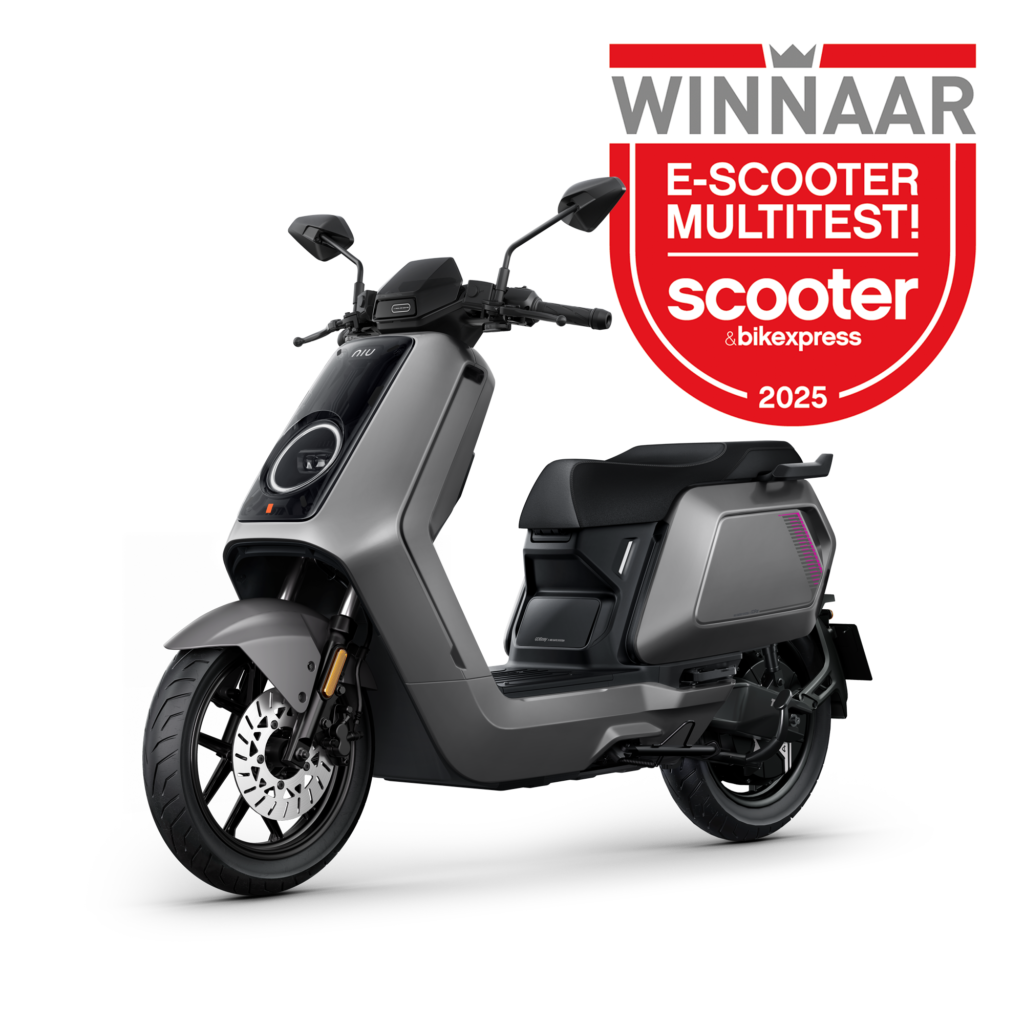 Matgrijze elektrische scooter met ronde koplamp en rode winnaar-badge 'E-scooter Multitest 2025'.