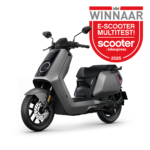 Matgrijze elektrische scooter met ronde koplamp en rode winnaar-badge 'E-scooter Multitest 2025'.