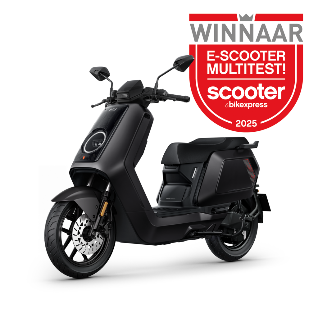 Zwarte elektrische scooter met prijsbadge 'Winnaar E-scooter Multitest 2025' rechts in beeld.