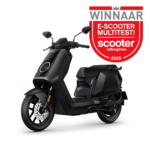 Zwarte elektrische scooter met prijsbadge 'Winnaar E-scooter Multitest 2025' rechts in beeld.