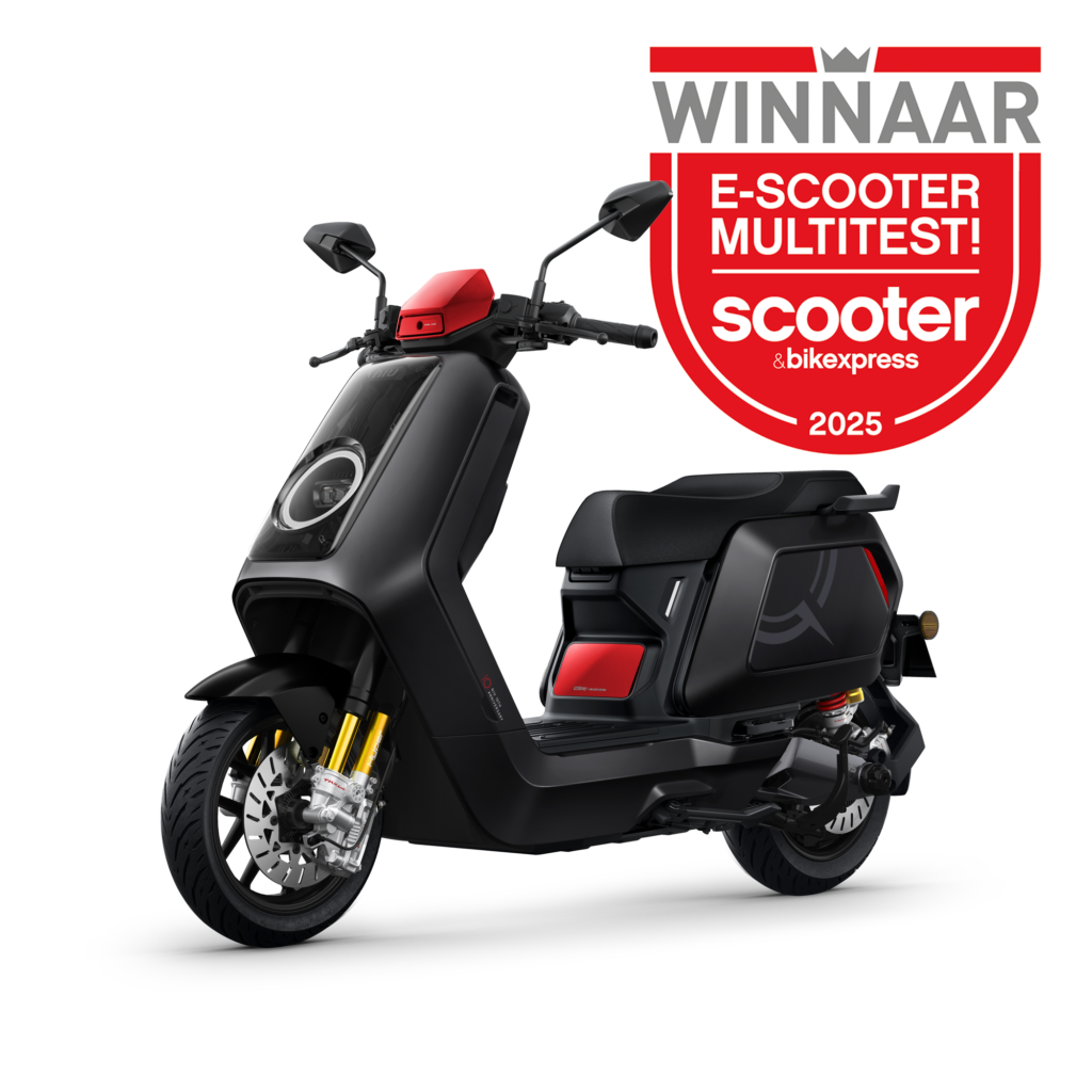 Zwarte elektrische scooter met rode accenten, naast een 2025-badge Winnaar e-scooter multitest.