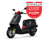 Zwarte elektrische scooter met rode accenten, naast een 2025-badge Winnaar e-scooter multitest.