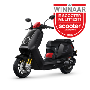 Zwarte elektrische scooter met rode accenten, naast een 2025-badge Winnaar e-scooter multitest.