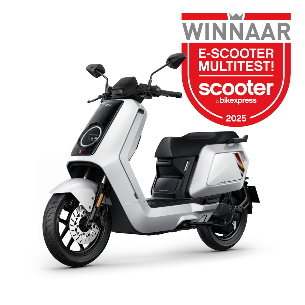 Witte elektrische scooter met groot rood 'Winnaar e-scooter multitest 2025' embleem ernaast.