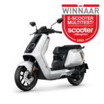 Witte elektrische scooter met groot rood 'Winnaar e-scooter multitest 2025' embleem ernaast.