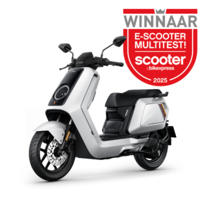Witte elektrische scooter met groot rood 'Winnaar e-scooter multitest 2025' embleem ernaast.