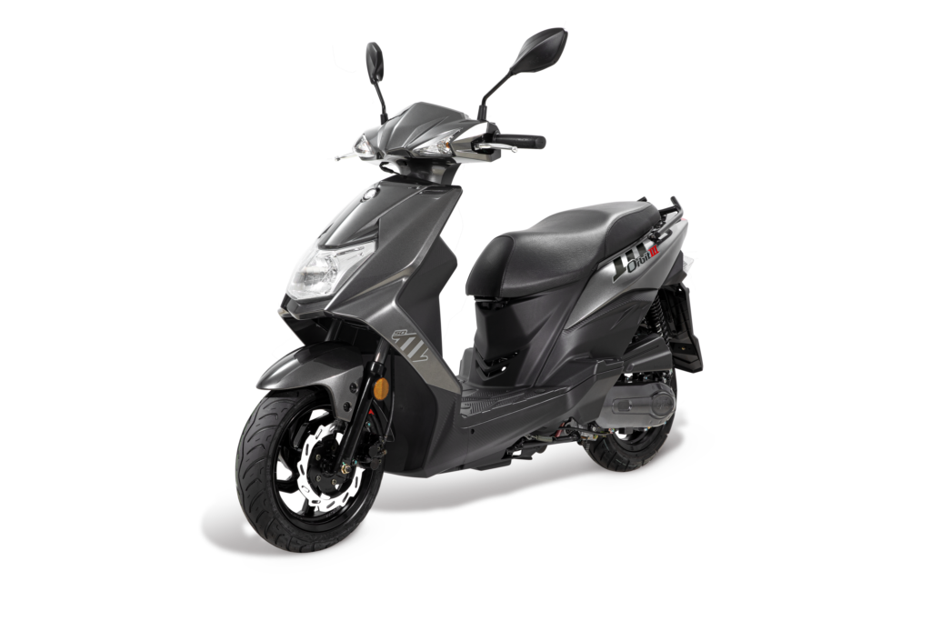 Donkergrijze, moderne scooter in driekwart vooraanzicht op witte achtergrond.