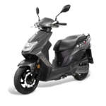 Donkergrijze motorscooter met sportief design, driekwart vooraanzicht op witte achtergrond