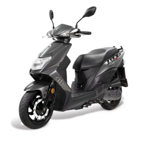 Donkergrijze, moderne scooter in driekwart vooraanzicht op witte achtergrond.