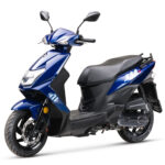 Blauwe sportieve scooter, zijaanzicht, op een witte achtergrond