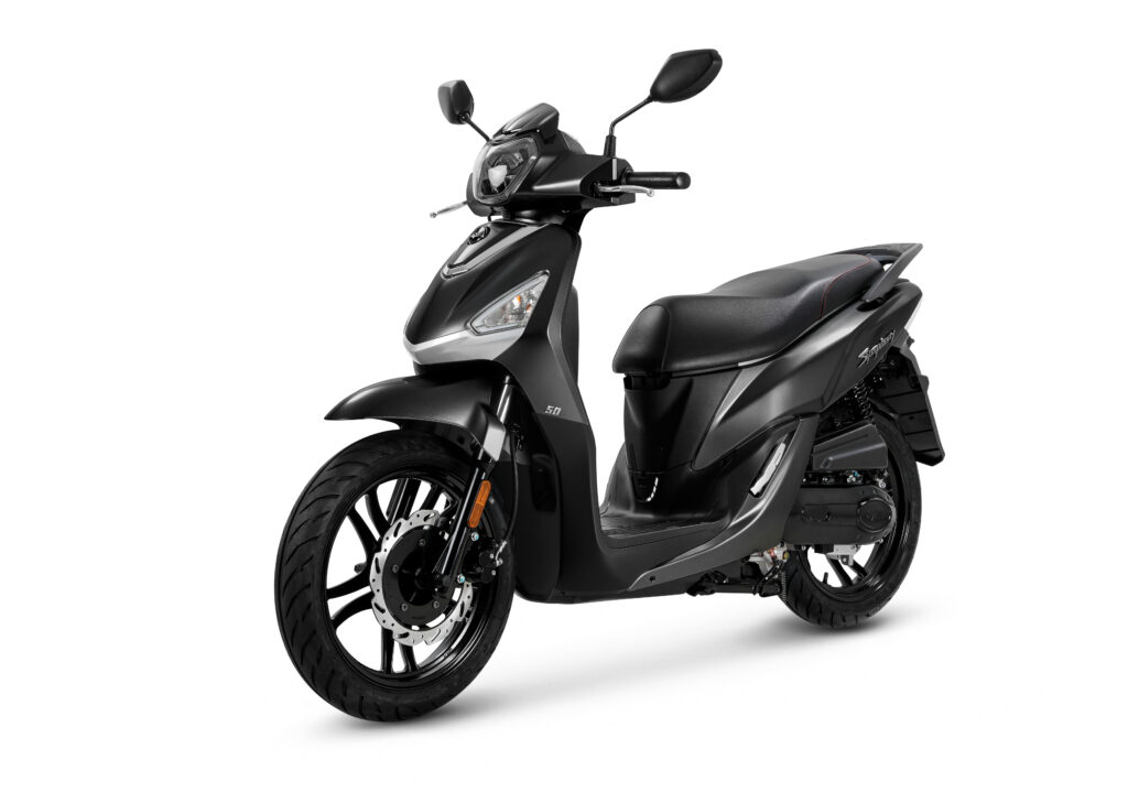 Zwarte moderne scooter met schijfrem voor, driekwart zijaanzicht op witte achtergrond.