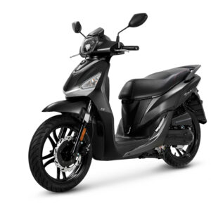 Zwarte moderne scooter met schijfrem voor, driekwart zijaanzicht op witte achtergrond.