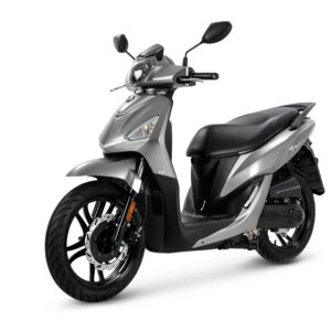 Zilverkleurige moderne scooter met hoge wielen en schijfrem, gefotografeerd schuin van voren op witte achtergrond.