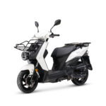 Witte bezorgscooter met voorrek en achterdrager, zwart zadel, vrijstaand op witte achtergrond.