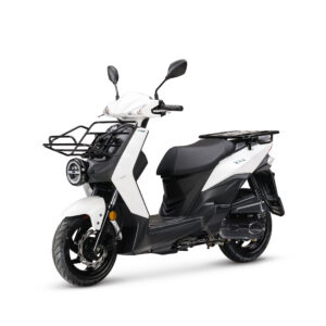 Witte bezorgscooter met voorrek en achterdrager, zwart zadel, vrijstaand op witte achtergrond.