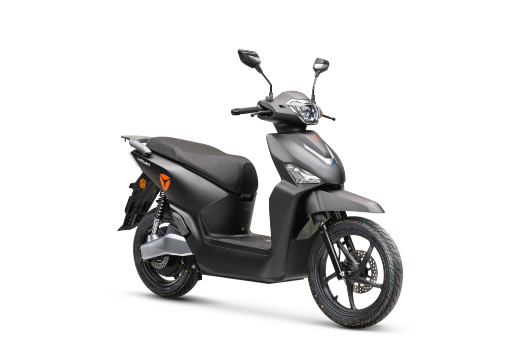 Matgrijze elektrische scooter met spiegels, driekwart vooraanzicht, geïsoleerd op witte achtergrond.